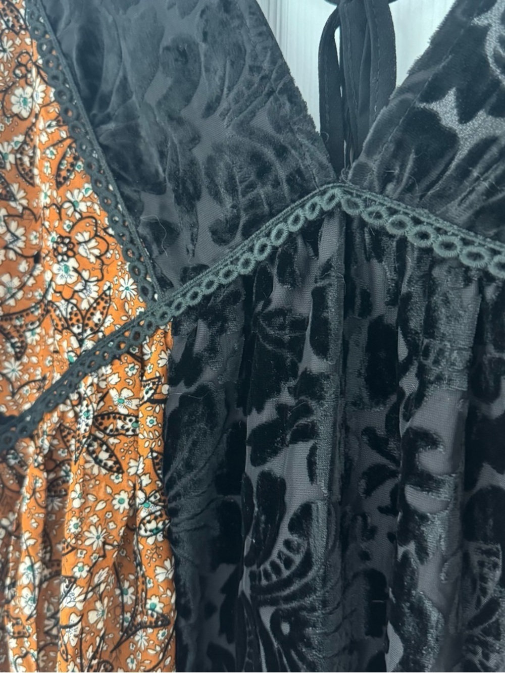 Pol NWT Boho Floral Velvet Tunic Peasant Top Black Rust Tie Back Lace Trim - Picture 2 of 6